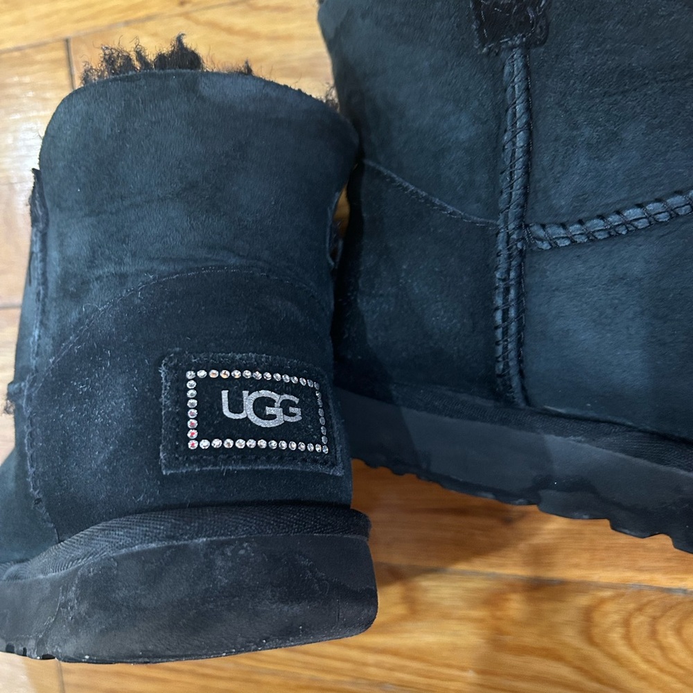 Uggs Bailey Button - image 2